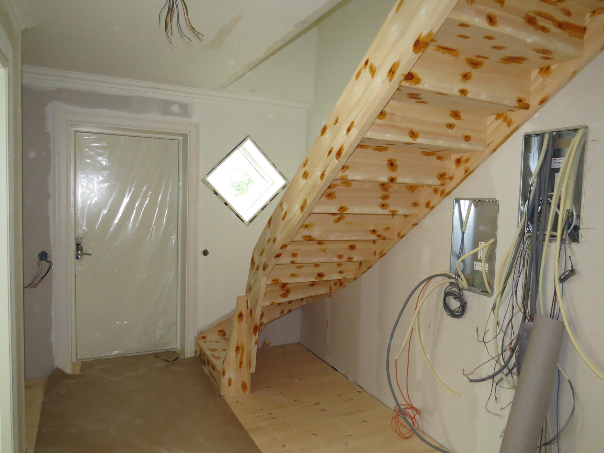 Kvistlackad furutrappa ska målas med Wibo linoljefärg