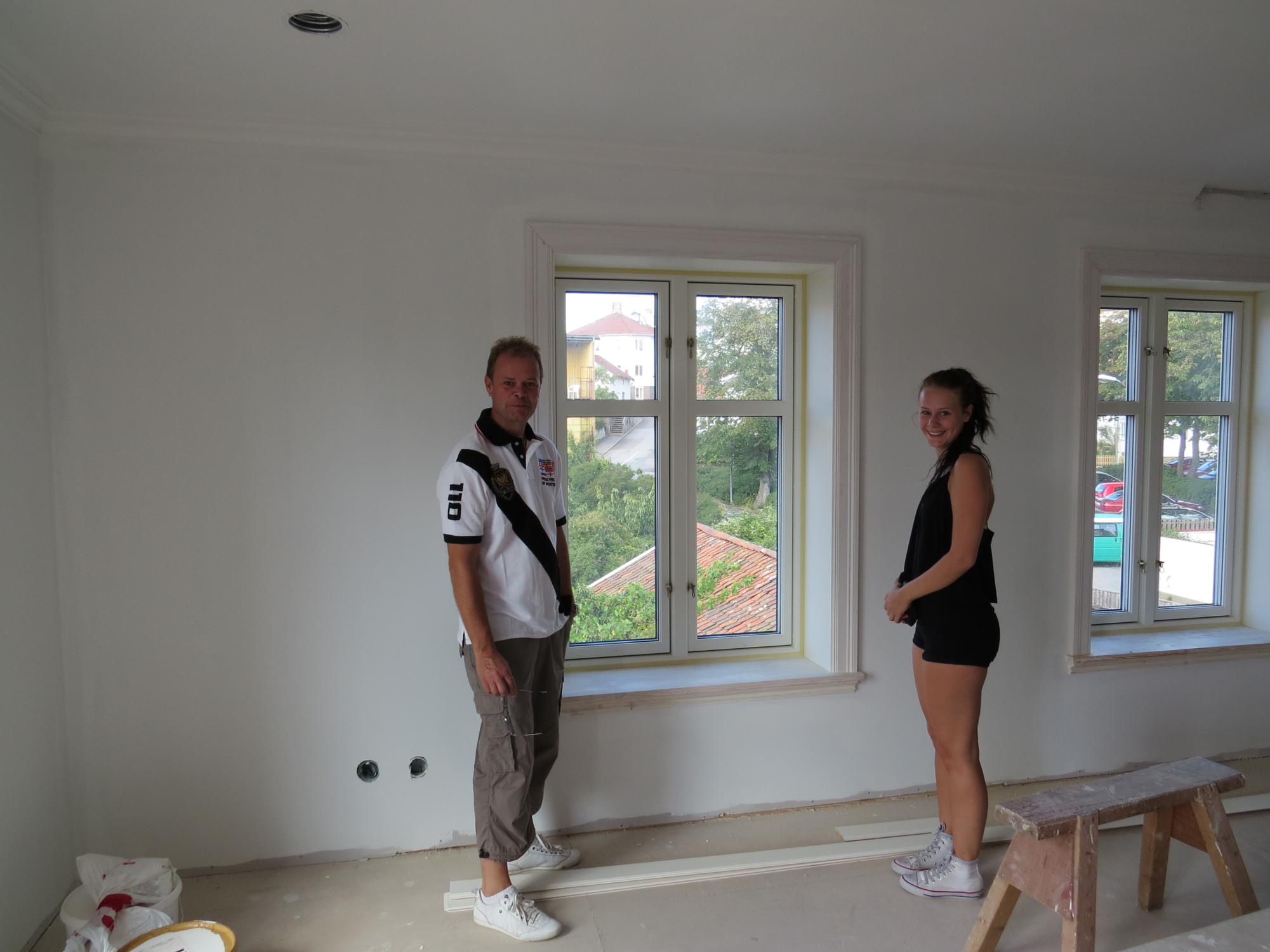 Josephiné och Jonas inspekterar sin nya lägenhet i passivhuset
