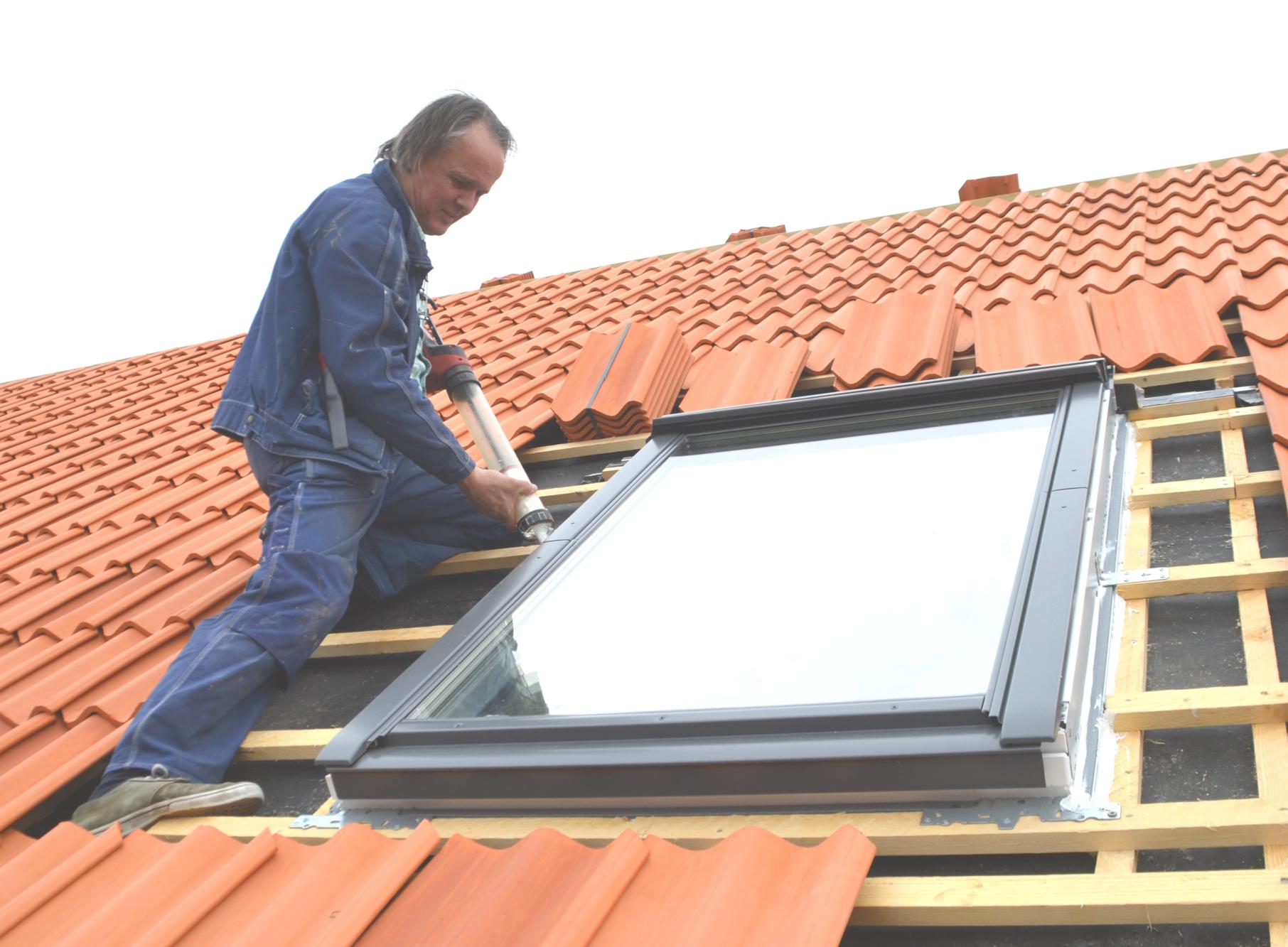 Specialtätning av treglas takfönster Velux som annars kan läcka.