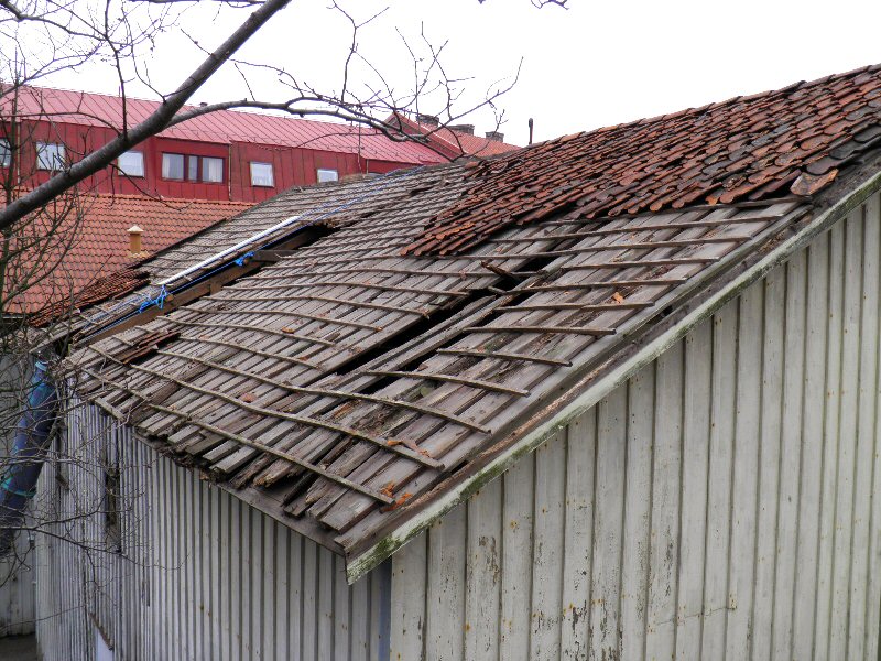 Magasinets tak från 1800 talet utan papp med enkelkupiga takpannor. Det har regnat in i decennier